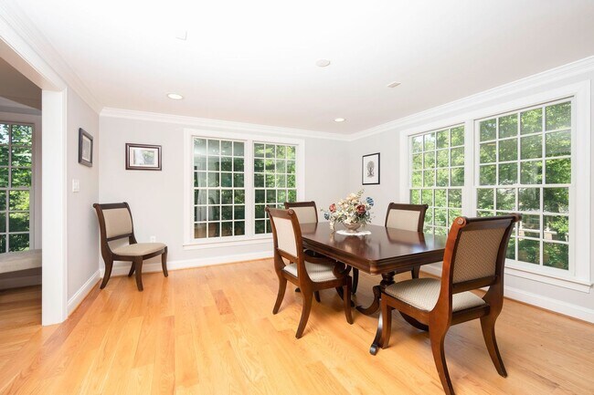 Building Photo - Luxurious Spacious and Bright , Gorgeous P...