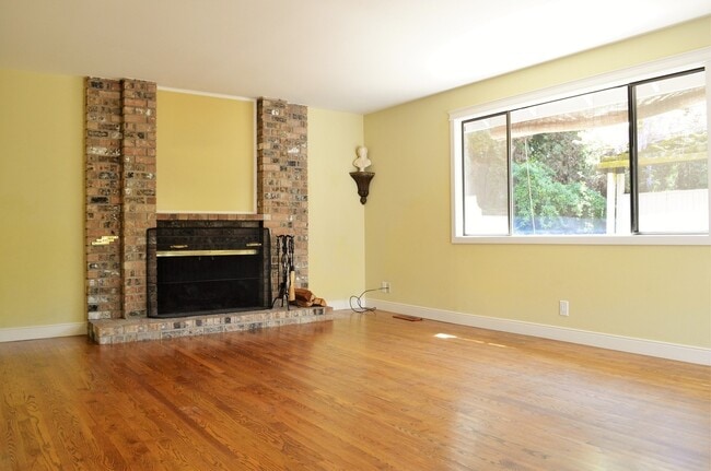 Building Photo - Spacious Somerset Home Near Top Schools an...