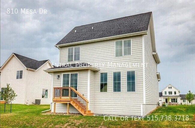 Building Photo - 810 SE Mesa Dr