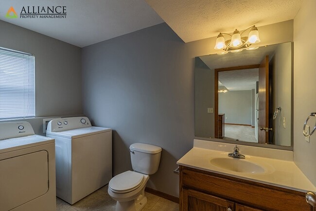 Building Photo - Large Duplex!