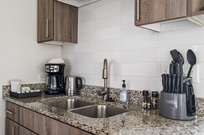 Building Photo - Midtown Studio for $1,120 – Walkable & Sty...