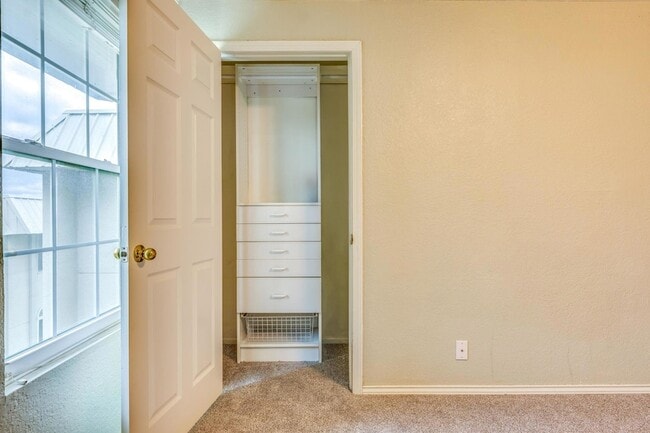 Building Photo - 910 Duncan Ln