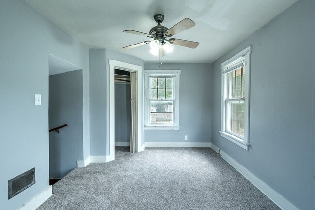 Building Photo - 2215 SW Hazelton Ct