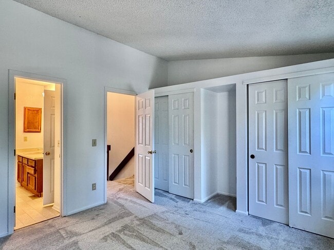 Building Photo - Well Maintained 2 BR/1BA Townhome Convenie...