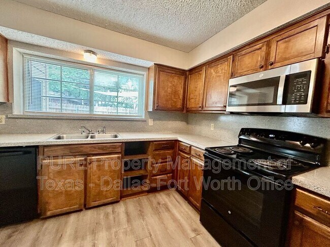 Building Photo - 2415 Oak Manor