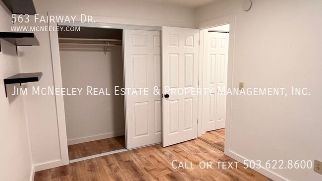 Building Photo - 563 Fairway Dr