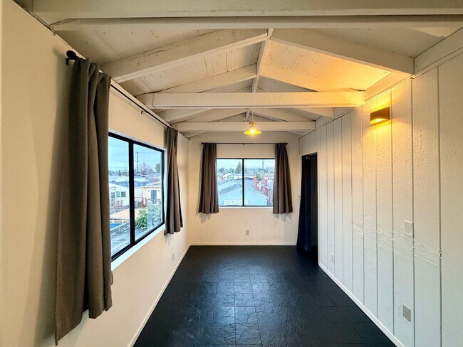 Building Photo - REMODELED HUGE BRIGHT 2400sf 4BR/3.5BA Havenscourt Split Level Home w Cottage AVAIL NOW