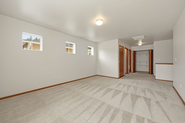 Building Photo - 3 bed 2.5 bath updated home in Tumwater School District - 2300 sq.ft. - fenced back yard.