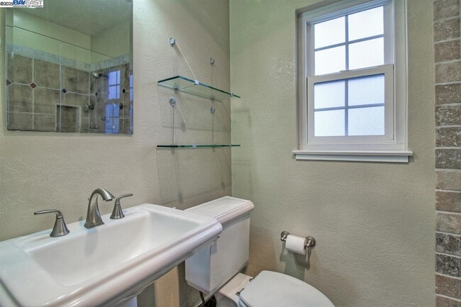 Building Photo - 623 Pineview Dr