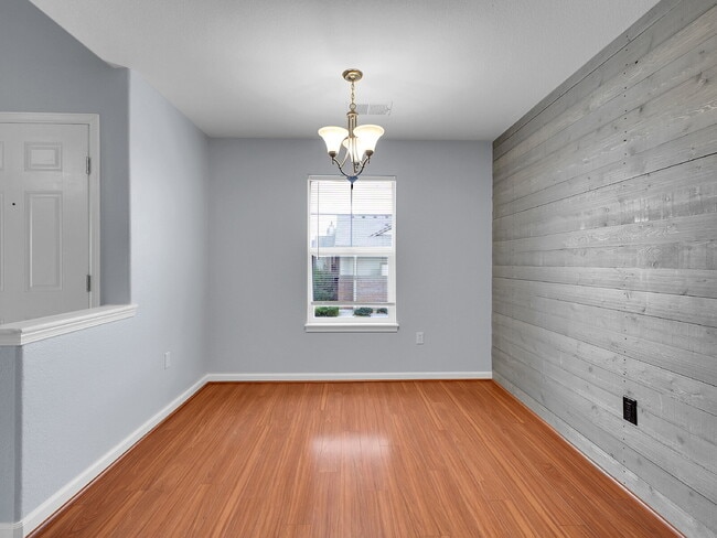 Building Photo - $1,795.95, Gorgeous 2-bed, 2-bath condo located in Aurora.