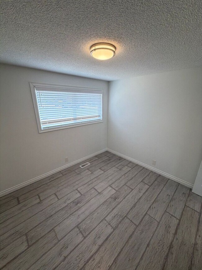 Building Photo - 1085 Saville Ave