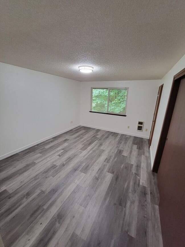 Building Photo - AVAILILBE NOW West Olympia 2bdr 1.5bath To...