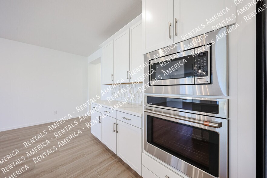 Building Photo - 2484 W Rowel Rd