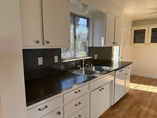 Building Photo - New listing! Beautifully maintained home in convenient location