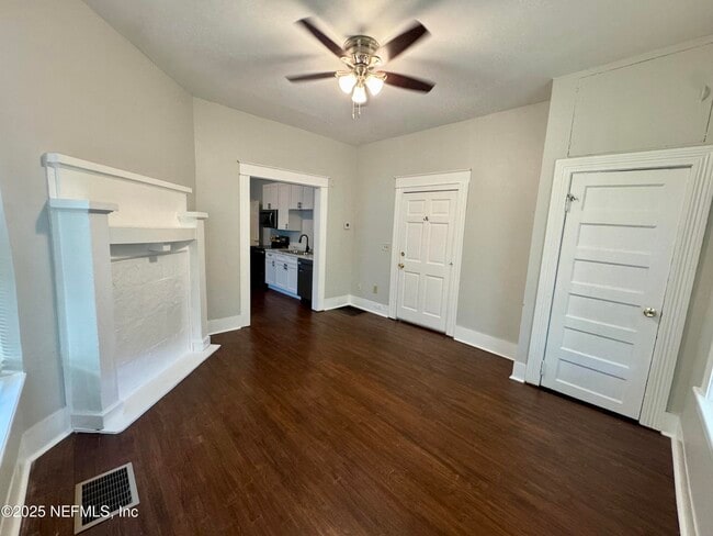 Building Photo - 2037 Myra St
