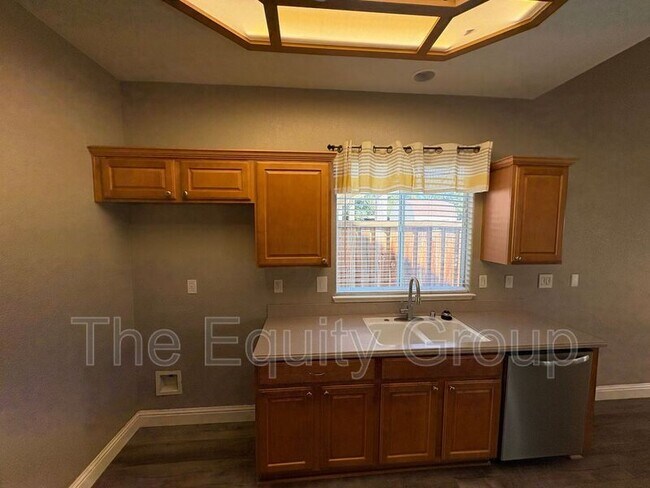 Building Photo - 6227 W Oak Ave