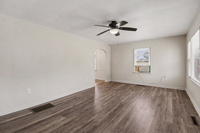 Building Photo - 105 Maple Dr