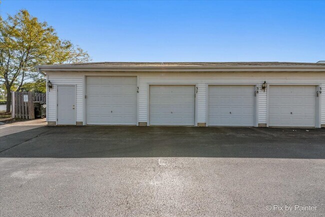 Building Photo - 2215 Aurora Dr