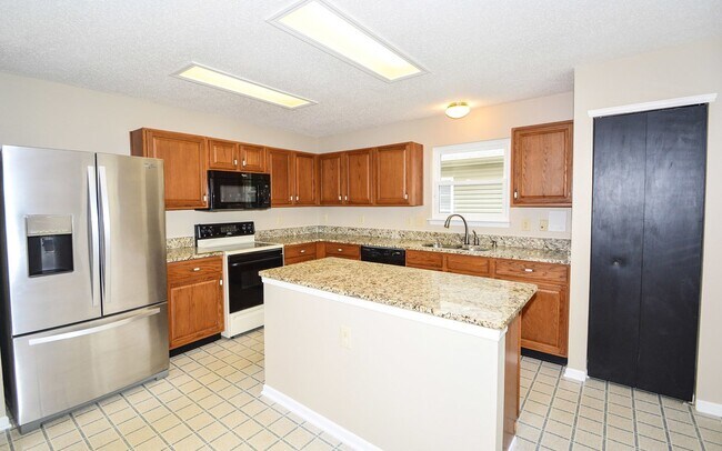 Building Photo - "Spacious 3-Bed Retreat in Fishers with El...