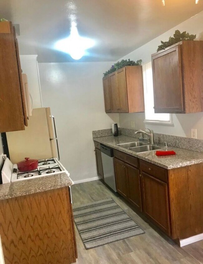 Building Photo - S-1216 -1222 West Victory Boulevard