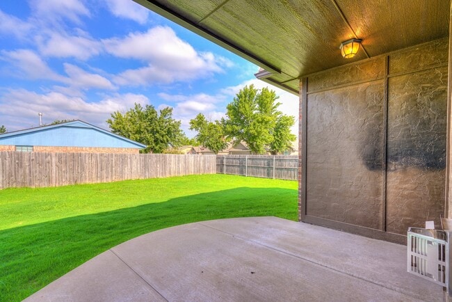 Building Photo - AVAILABLE THE END OF APRIL! 3 OR 4 BDRM, 2 BATHRM, 2 CAR & STORM SHELTER