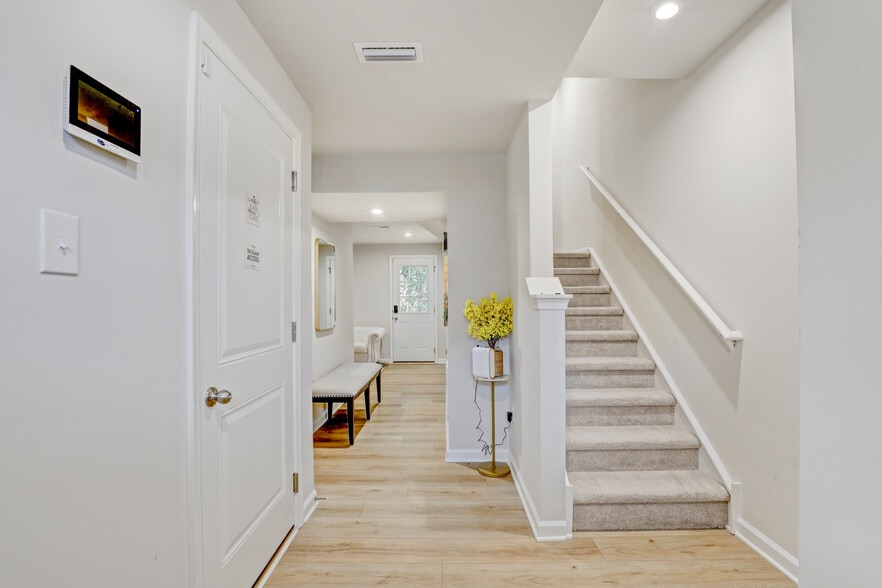 Building Photo - 1001 Cyprus Ct