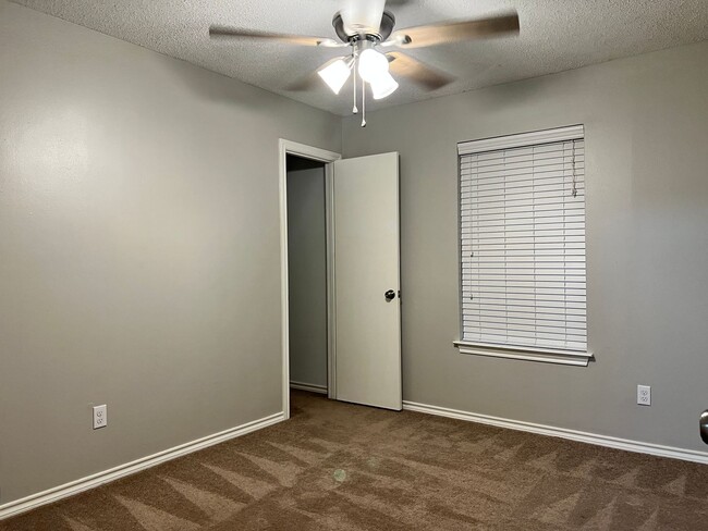 Building Photo - 411 Hickory Rd