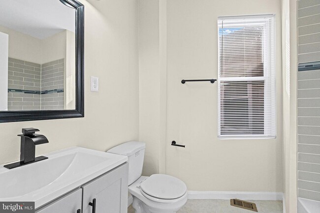 Building Photo - 4 Bedrooms 3 Bathrooms