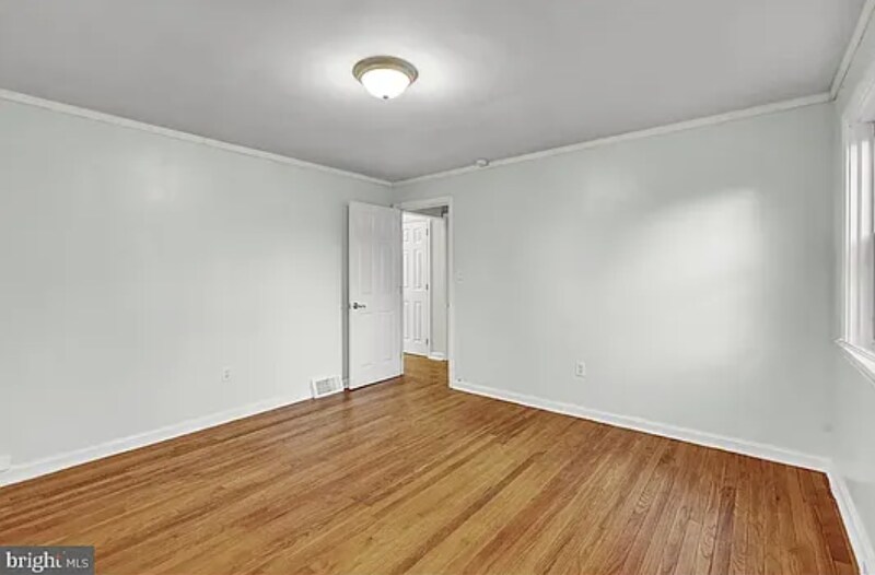 Building Photo - 212 Laurel Ave