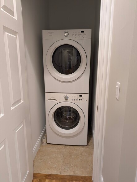 Building Photo - 4742 N Sawyer Ave