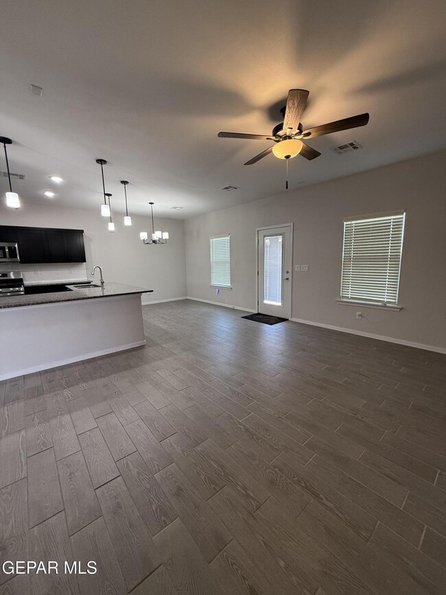 Building Photo - 1099 Sky River St