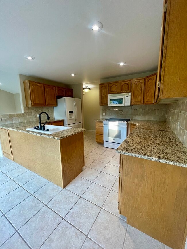 Building Photo - 9094 N Finucane Dr