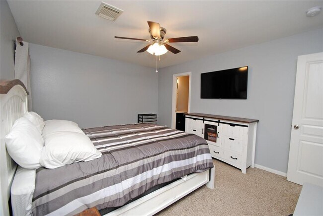Building Photo - 8319 Greys Ln