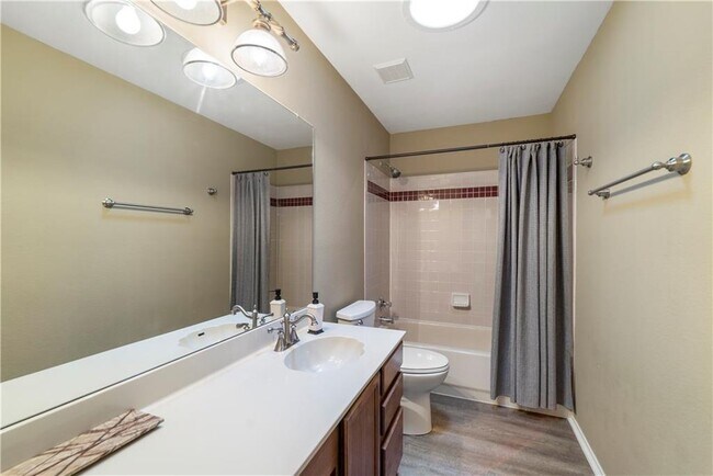 Building Photo - 2000 Continental Pass