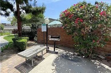 Building Photo - 985 S Idaho St