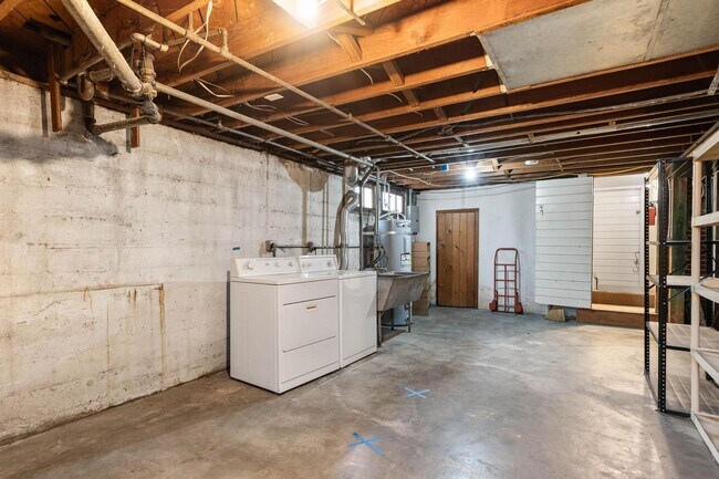 Building Photo - Beautifully maintained 1-bdrm/1-bath unit in 4-plex. Fireplace, off-street parking, laundry, grea...