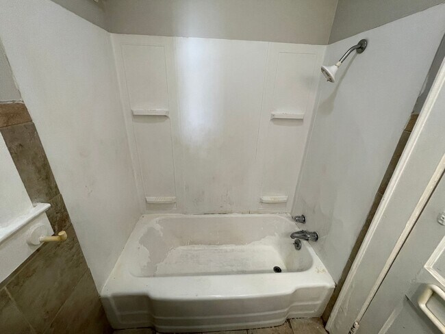 Building Photo - 2 bedroom 1 bathroom house available now!