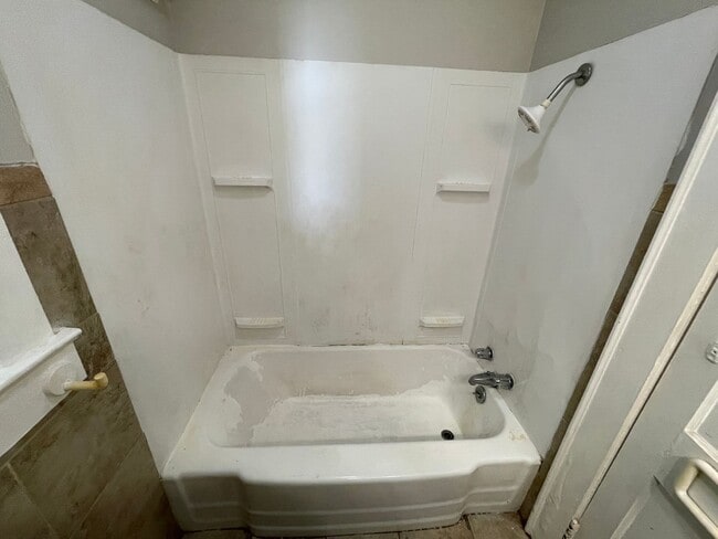 Building Photo - 825 Churchill Dr