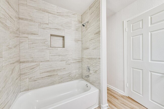 Building Photo - 706 Azalea St