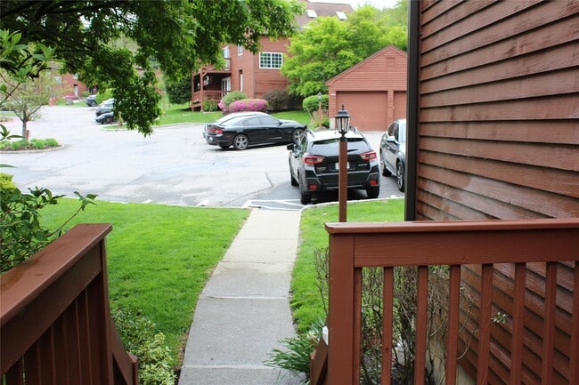 Building Photo - 402 Appletree Ln