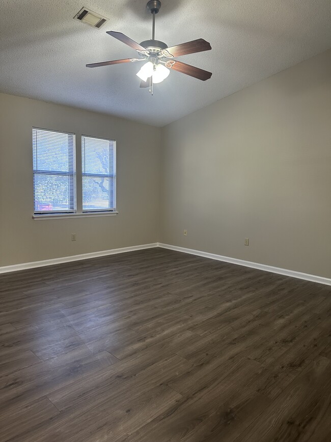 Building Photo - 1428 Central Ln