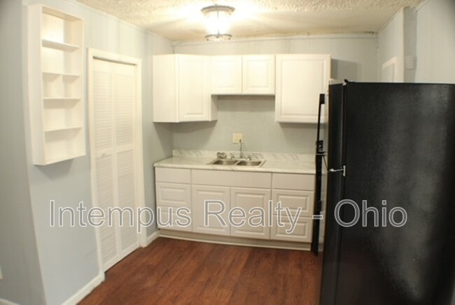 Building Photo - 967 Duxberry Ave