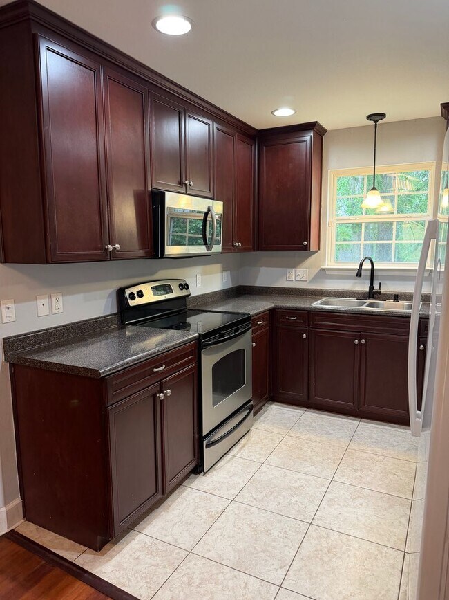 Building Photo - 3/2 home located just off N. Meridian and Available NOW.