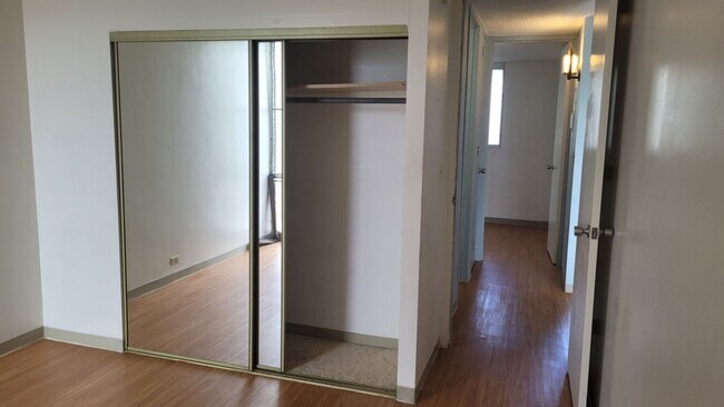 Building Photo - Nice 2bd, 1bath, 1pkg 700sqft unit . $2500