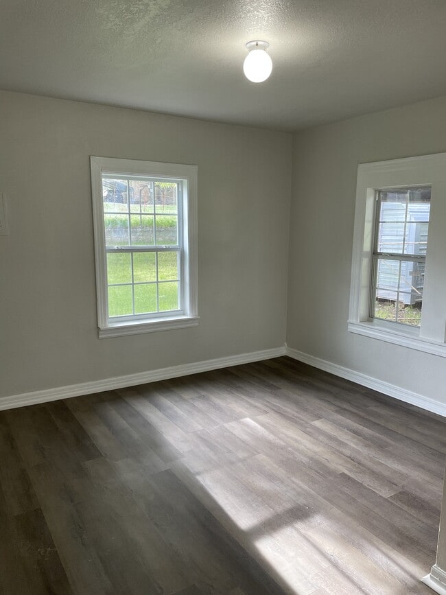 Building Photo - 1009 E 6th St