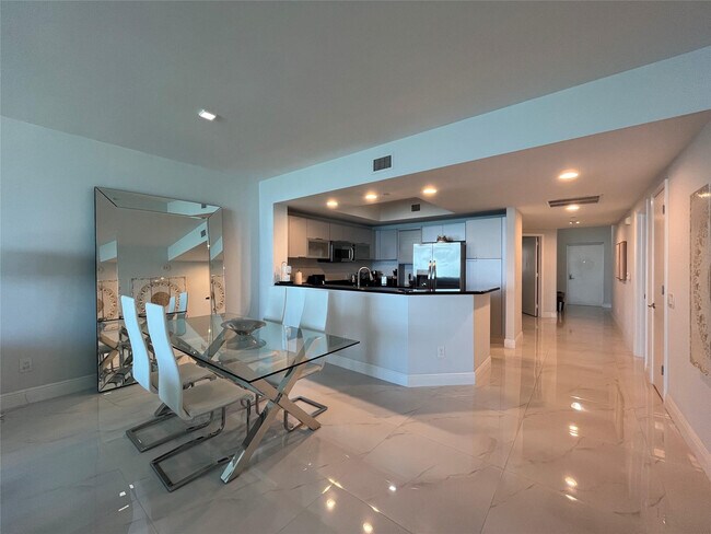 Building Photo - 2650 Lake Shore Dr