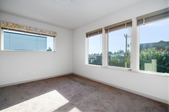 Building Photo - 3bd/1.75ba Seattle Townhome