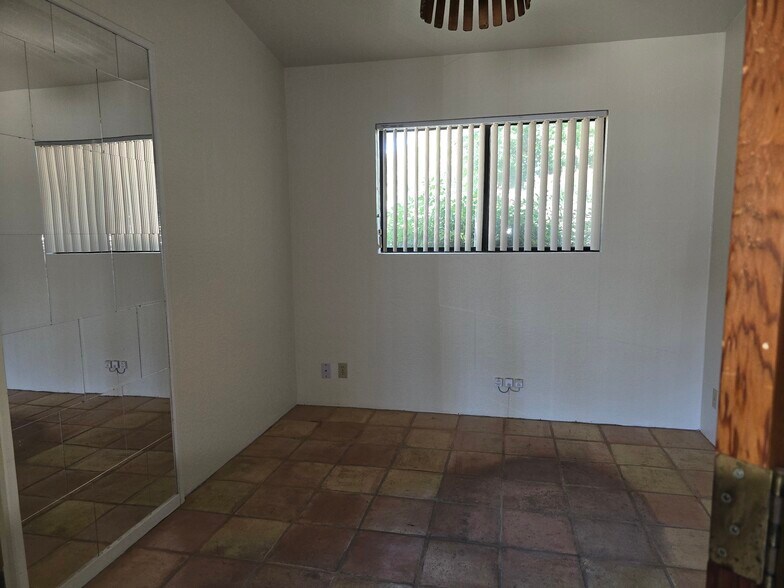 Building Photo - 330 Fairway Oaks Dr