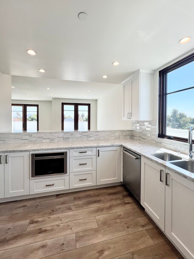 Building Photo - 859 S Lucerne Blvd