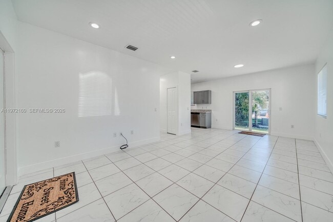 Building Photo - 14710 NE 7th Ct